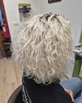 Platinasto blond trajna s temnejšim izrastkom